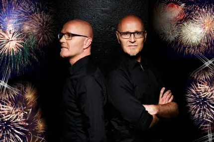 Två personer som står med ryggarna mot varandra.