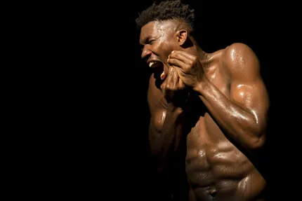 Mörkhyad man som gör en grimas.