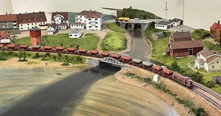 En färgglad bild med ett lång tåg. 