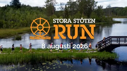 Löpare som springer på en stig och över en bro, vatten på båda sidor, Stora stöten Run med vita och orange bokstäver.