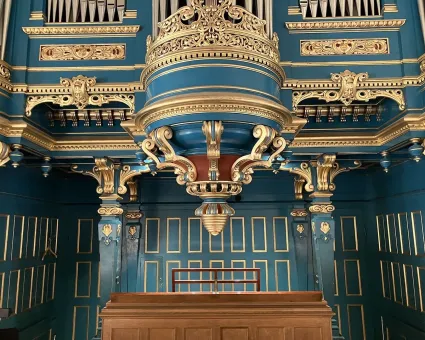 En orgel, inredning i blått och guld.