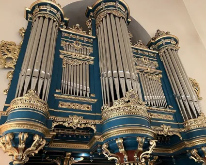 Del av kyrkorgel, detaljer i blått och guld.