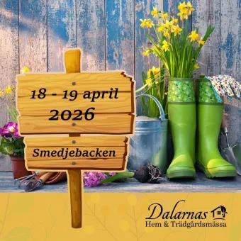 Gröna gummistövlar, trädgårdshandskar, vattenkanna, påskliljor, träskylt med text 18-19 april Smedjebacken, logga Dalarnas hem och trädgårdsmässa.