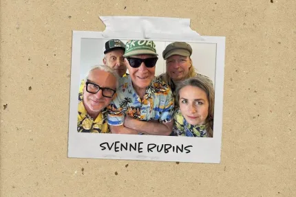 En ljusbrun bakgrund, en liten bild på de fem bandmedlemmarna, Svenne Rubins med svarta bokstäver.