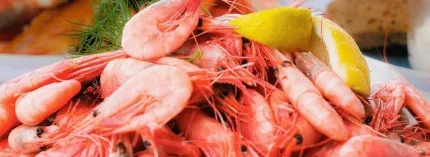 En hög räkor med citron.