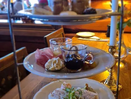 En tallrik mat på ett bord.