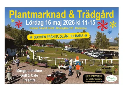 En gård, besökare, försäljare vid bord, parkerade bilar, hus i bakgrunden, text om evenemanget.