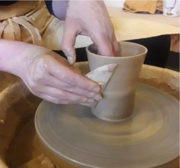 Händer som drejar en kruka.