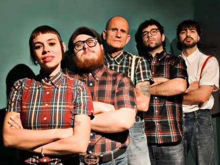 En grupp människor som poserar för en bild.