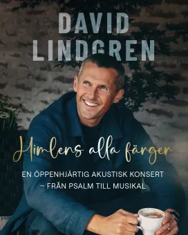 En person som sitter i en stol och håller en kopp kaffe.