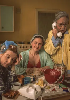 En grupp kvinnor som sitter runt ett bord.