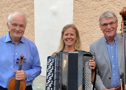 Två män med varsitt instrument, i mitten en kvinna med ett dragspel.