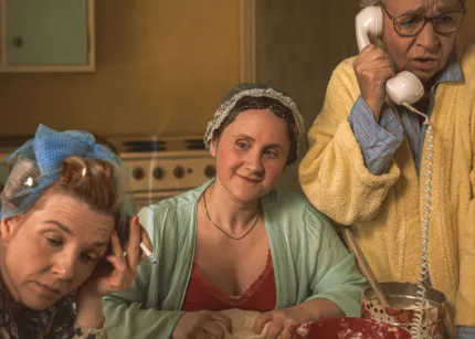 En person i morgonrock som pratar i telefon.