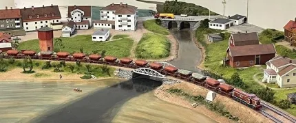 Ett modelljärnväg som korsar en bro.