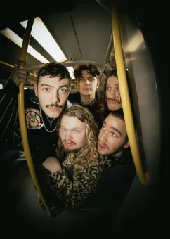 En närbild på ett basebollmärke.