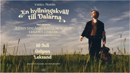 Affisch med en person i traditionella kläder som står i högt gräs med gitarr mot molnig himmel..