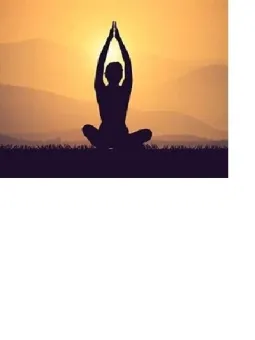 Soluppgång, en person som sitter i en yogaposition.