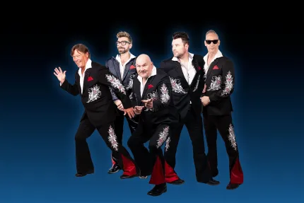 Fem män i specialsydda svarta kostymer med röda och vita detaljer, mörkblå bakgrund.