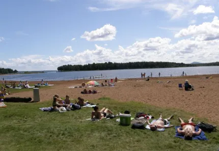 Solande människor på badstrand.
