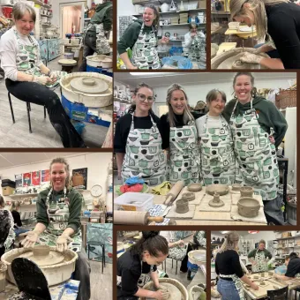 Kollage från en keramikverkstad med drejskiva, personer i förkläden som formar lera och visar färdiga skålar..