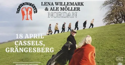 En kvinna sitter med ryggen mot kameran, en man står brevid henne, i bakgrunden sju personer som går på rad uppför en kulle, text om evenemanget.