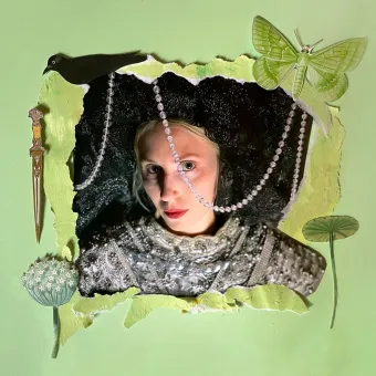 Amanda Jensen med en ram av sönderriven ljusgrön ram med fjäril, pärlhalsband mm runtom.