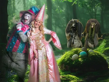 Sagofigurer bland tpåskägg i gröna fina skogen.