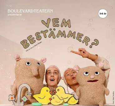 Två personer med ett gossedjur på varsin sida.