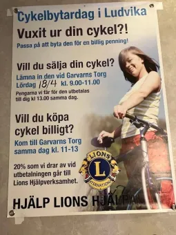 Affisch, en kvinna som håller i en cykel, text om evenemanget, logga Lions.