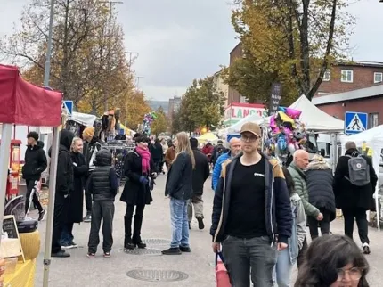 Marknadsstång och besökare på Ludvika marknad.