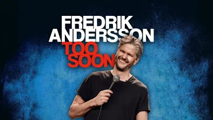 En man iklädd svart t-shirt som håller i en mikrofon, Fredrik andersson med vit text, too soon med röd text.