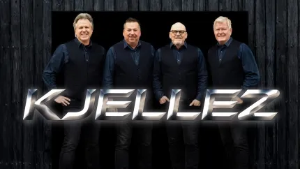 Fyra män i mörka västar och skjortor står framför en trävägg, med stor metallisk text "KJELLEZ" över bilden..