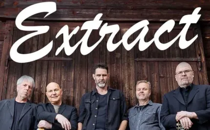 Fem män står framför en mörk trävägg med stora vita ordet ”Extract” överst i bilden..