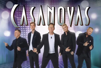 Fem män på rad i svarta kostymer, Casanovas med silver bokstäver, spotlights och ett dansgolv i bakgrunden.