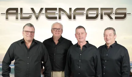 Fyra män i klädda svarta skjortor som står på rad, Alvenfors med svarta bokstäver.