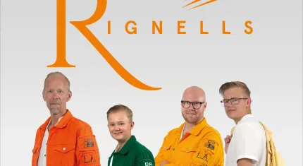 Fyra män iklädda skjortor i olika färger, Rignells med gula bokstäver.