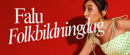 Vit text med orden ”Falu Folkbildningsdag” på röd bakgrund, bredvid en kvinna i prickig topp som lutar sig fram..