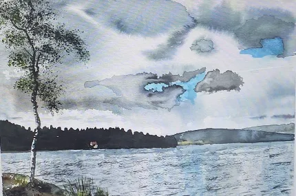 Akvarellmålning med en björk till vänster, en sjö i förgrunden, mörk skogshorisont och molnig himmel..