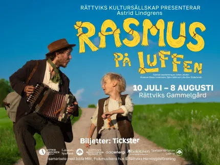 En man iklädd en säckig brun kostym och ljus skjorta, spelar på ett dragspel, brevid honom en ljushårig pojke iklädd gråa byxor en ljus skjorta och en brun väst, de går på en grusväg, gröna fält på båda sidor om vägen, blå himmel, text om evenemanget i gult och vitt.