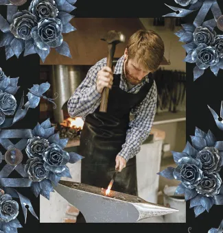 En man iklädd en rutig skjorta och ett förkläde, håller en hammare lyft med ena handen, i den andra häller han ett skruvstycke mot ett städ, blommor av stål runt bilden.