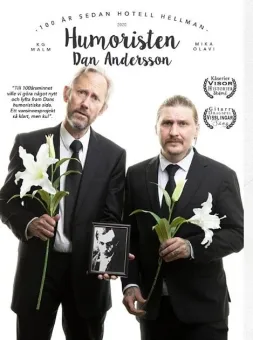 Bokomslag med två män i svarta kostymer som håller vita liljor och ett inramat svartvitt porträtt..