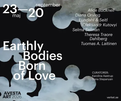 Affisch med svart bakgrund och ljusgrå organiska former samt vit text med datum, titel och namnlista..