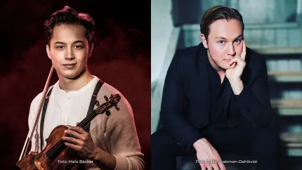 Två unga män, den ena iklädd en vit tröja och håller en fiol i handen, den andre iklädd mörk kostym och skjorta, sitter i en trappa.