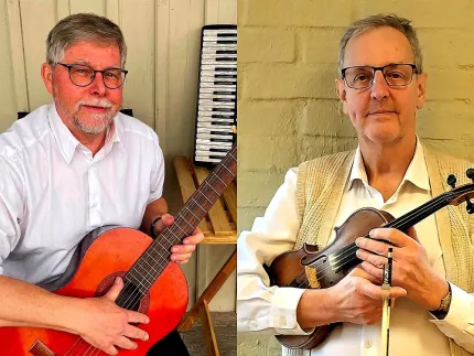 Spelmän med en fiol och en gitarr i sin famn.