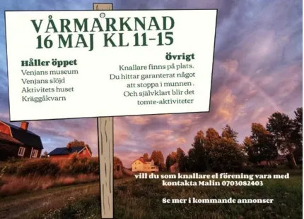 Affisch på en skylt om vårmarknad med svensk text, framför landsbygd med hus, träd och kvällshimmel..