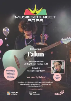 Affisch- En person med mask för ansiktet en gitarr runt halsen håller i en statyett, Musikschlaget 2026, text om evenemanget.