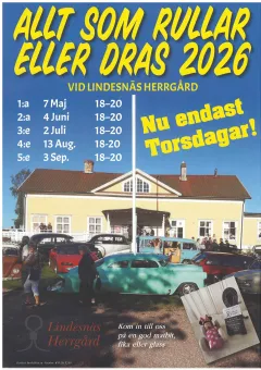 Affisch med svenska datum och tider, foto av herrgårdsbyggnad med klassiska bilar och besökare utanför..
