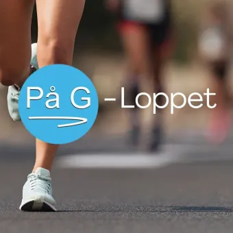 Närbild på en löpares ben och skor på asfalt, med suddiga löpare i bakgrunden och texten “På G-Loppet”..