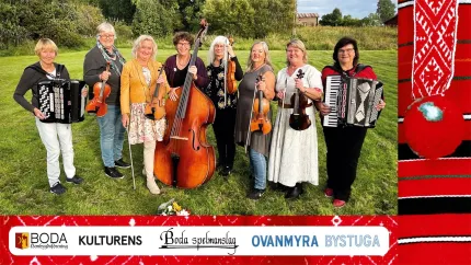 Åtta kvinnor som håller i varsitt instrument, detalj från en folkdräkt med ränder i svart, rött grönt och vitt.