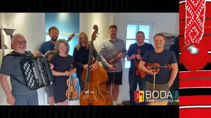 Sex män och en kvinna med olika instrument, en detalj från en folkdräkt med ränder i rött svart, vitt och grönt samt ett band med en röd tofs.